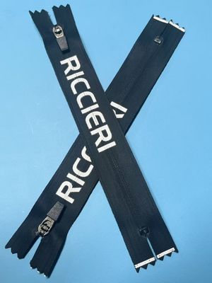 ODM Berguna Lagi Hitam Nylon Zipper Tarik Untuk Pakaian Merchandise Store