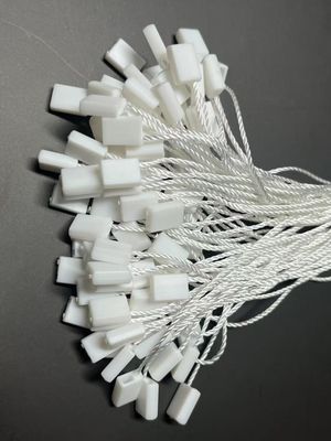 Catatan Plastik Kunci Square Berkelanjutan Segel String Fastener CMYK Untuk Pakaian