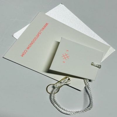 Full Color Sustainable Paper Clothing Jacket Hang Tag Disesuaikan